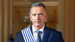 Foto oficial de Yamandú Orsi refleja el retorno y la valorización de los símbolos patrios