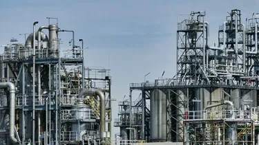 Petróleo sigue subiendo en mercado tensionado por oferta escasa