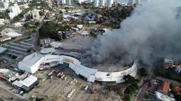 Punta Shopping: Bomberos terminó con su trabajo y entregó el predio a los comerciantes