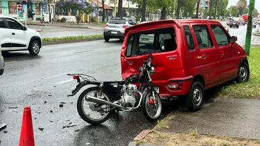 Choque entre una moto y un auto dejó un motociclista con traumatismo de cráneo