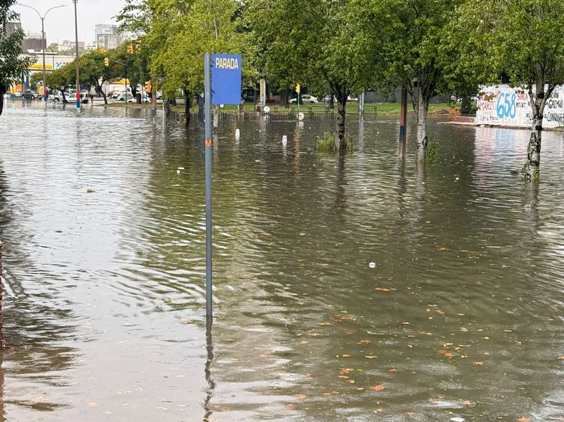 Diluvio en Montevideo: El Cerro registró más de 120 mm de lluvia y hay barrios con calles anegadas 2 Mapa meteorológico de Uruguay mostrando ascenso de temperatura tras el diluvio en Montevideo.