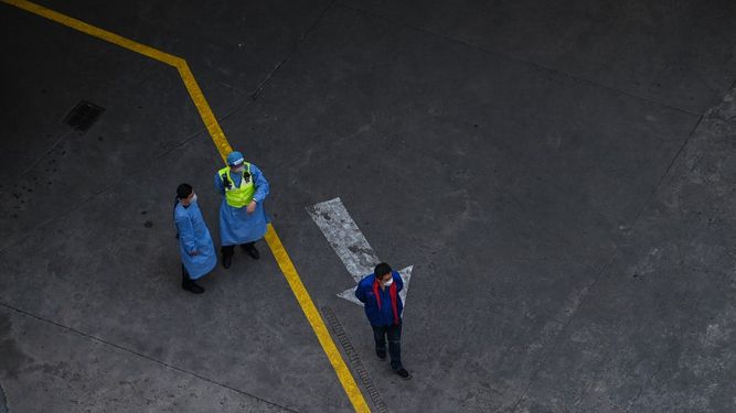 Shanghái vive bajo estricto confinamiento y arrastra a China a una nueva ola de coronavirus.