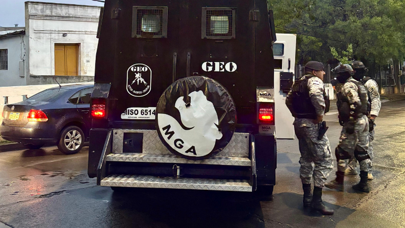 Móviles, negociadores y un fuerte operativo por hombre atrincherado tras agredir a su madre en Villa Española