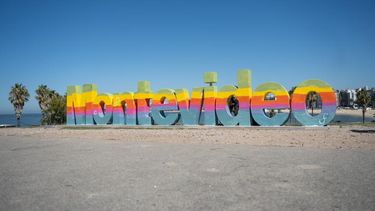 Pintaron letras de Montevideo para concientizar sobre autismo: reclaman por inclusión educativa y laboral