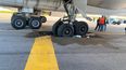 Un avión de carga quedó atrapado tras hundirse el pavimento en el Aeropuerto de Carrasco Un avión de carga quedó atrapado tras hundirse el pavimento en el Aeropuerto de Carrasco