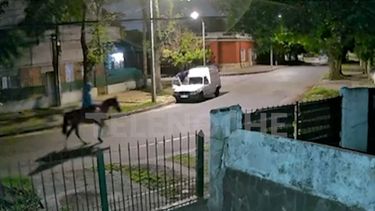 rapinero a caballo asalto a dos personas que bajaban de una camioneta: les robo $1.500