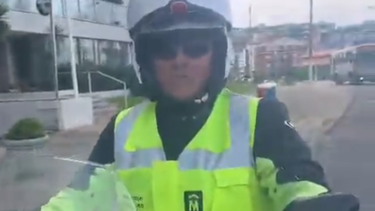 Conductor filmó a inspector de tránsito que lo atropelló tras multarlo.