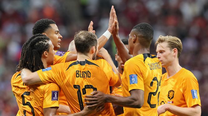 Países Bajos le ganó 2-0 al anfitrión Qatar y clasificó a octavos de final del Mundial 2022.
