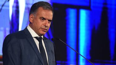 Yamandú Orsi lucirá un traje de Estudio Muto al estilo Macron