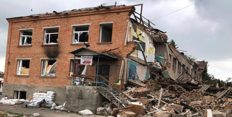 Bombardeo ruso de un centro de distribución de ayuda humanitaria en Orikhiv (centro).