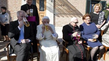 Benedicto XVI celebró su 90 con cerveza y amigos