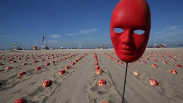 Máscaras rojas en Copacabana para pedir renuncia de Temer