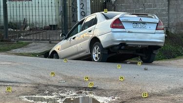 Auto en el que viajaban un hombre y un menor fue acribillado a tiros en Nuevo Ellauri; encontraron 30 vainas