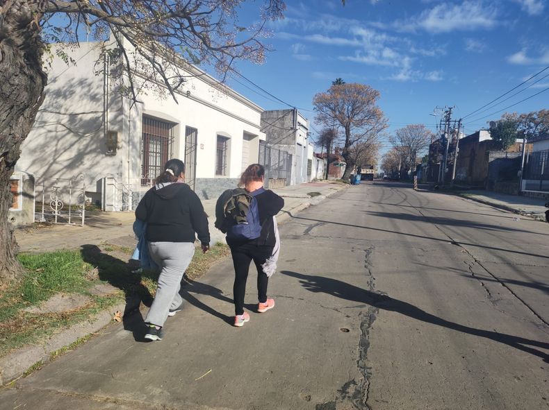 Dos madres emprendieron una caminata desde Durazno hasta Torre Ejecutiva para reclamar soluciones para la rehabilitación de sus hijos.