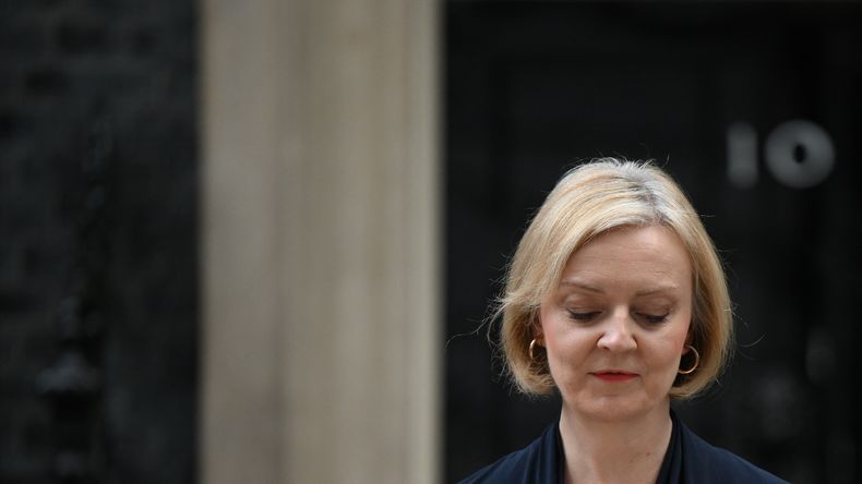 La primera ministra británica Liz Truss anunció el jueves su dimisión al Partido Conservador.