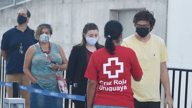 Murió una mujer en el Antel Arena previo a recibir la vacuna