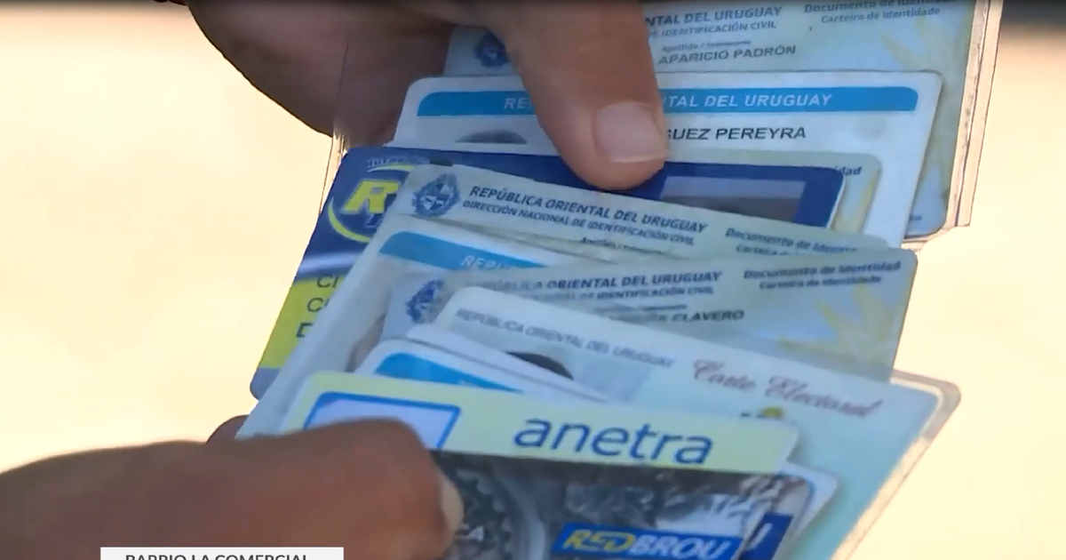 La Comercial: una joven encontró documentos en un contenedor y busca devolverlos