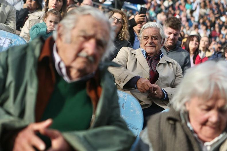 Tambi&eacute;n concurrieron los expresidentes Jos&eacute; Mujica y Luis Lacalle