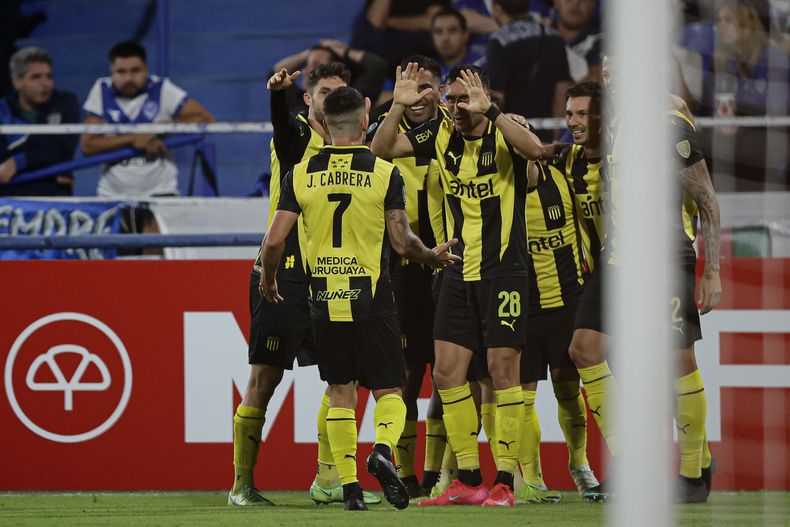 Sin margen de error, Peñarol recibe esta noche a San Antonio Bulo Bulo por Copa Libertadores