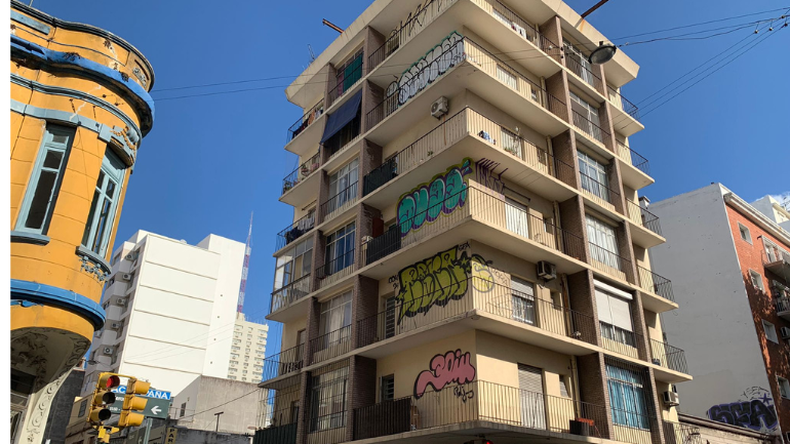 Vecinos piden ubicar a los delincuentes que graffitearon un edificio en el Centro