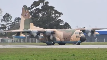 El Hércules FAU 594 partió en misión humanitaria para repatriar a uruguayos desde Israel.