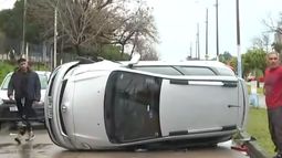 Siniestro con vuelco en Cerro Norte: un auto chocó contra otro estacionado y terminó tumbado