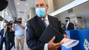 Juan Olaizola dio positivo y el ministro Heber fue enviado a cuarentena