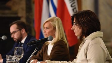 La presidente de la Asamblea General, Beatriz Argimón, y Karina Tassino, hija del detenido desaparecido Óscar Tassino en el acto de reconocimiento por parte del Estado del asesinato de las Muchachas de Abril, ocurrido en la dictadura.