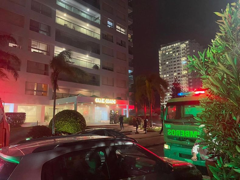 Una persona falleció y un menor resultó intoxicado tras incendio en edificio en Punta del Este
