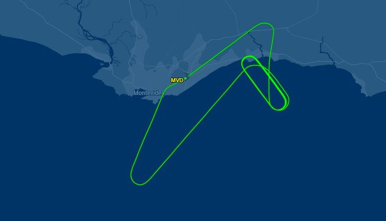 Avión debió regresar al Aeropuerto de Carrasco tras detectar una grave falla en uno de sus motores