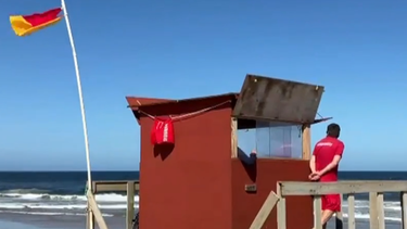 Rocha creó una bandera de playa bicolor: roja y amarilla