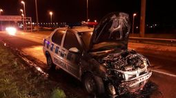 Un patrullero se prendió fuego en los accesos