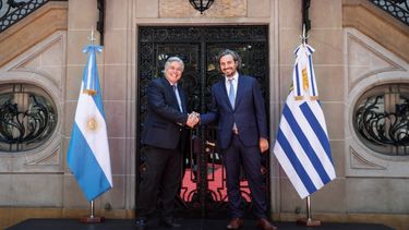 Mercosur y trabajo bilateral: Bustillo se reunió con su par argentino en Bs. As