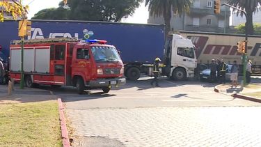 una persona quedo atrapada dentro de su vehiculo tras accidente