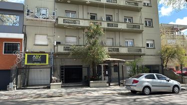 Accidente laboral en Pocitos: un obrero que trabajaba en refacción de edificio cayó desde el segundo piso