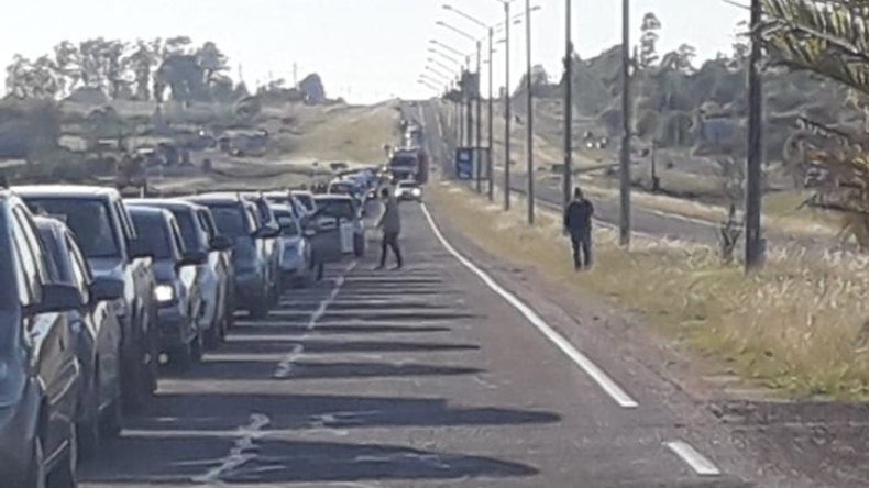 Filas de hasta siete kilómetros para ingresar a Argentina.