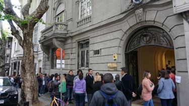 Argentinos votando en la primera vuelta electoral en el Consulado de Montevideo.