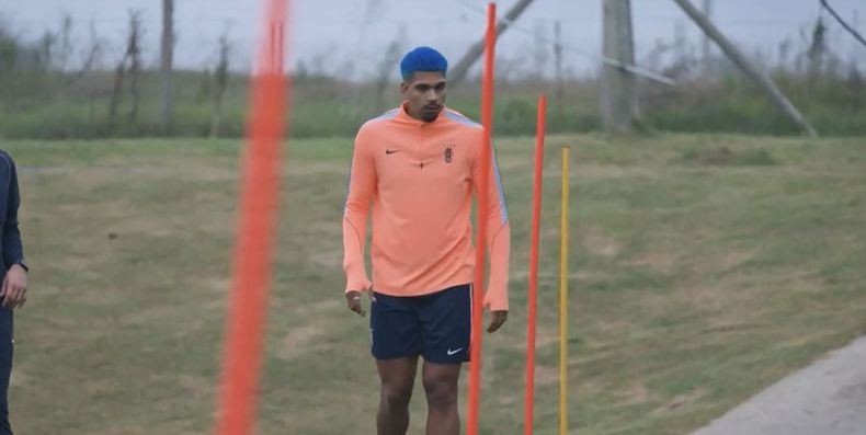 Ronald Araujo volvió a Uruguay y habló de su lesión y el "error" de su hermano