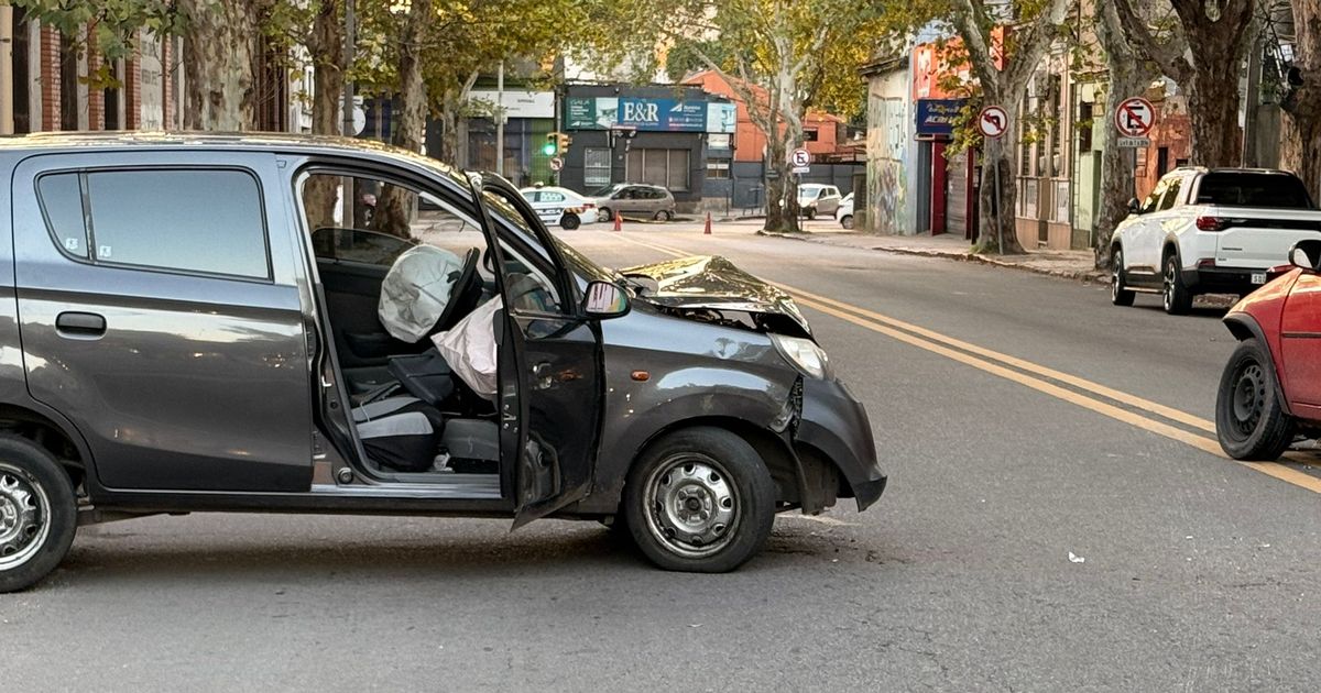 Choque entre dos autos en Reducto dejó una mujer herida