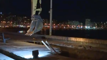 Intendencia de Montevideo comenzó a reparar pozo en la rambla de Pocitos.