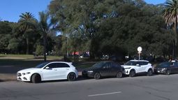 Un hombre ofreció ayuda para estacionar un auto y lo robó; fue detenido tras persecución policial