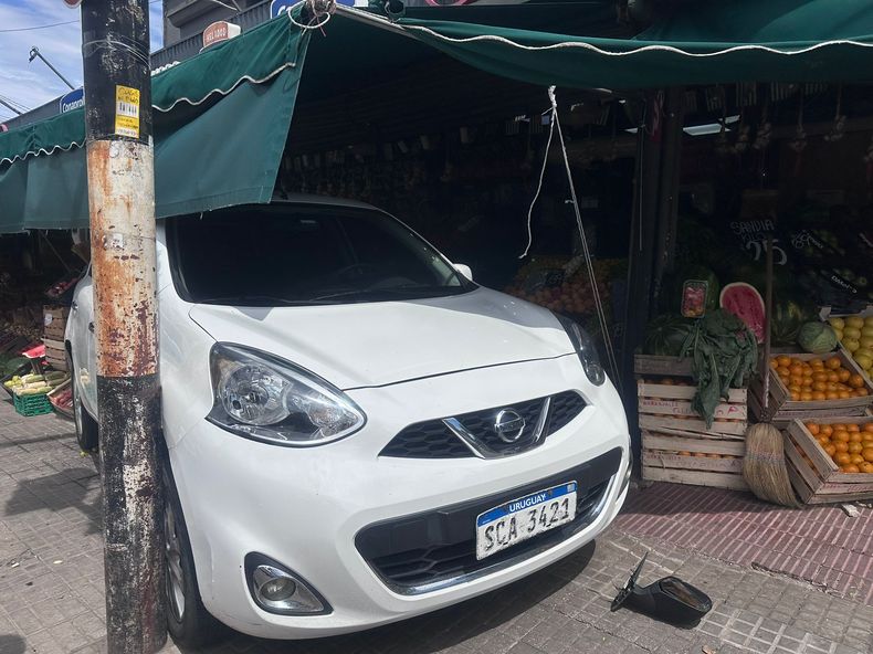 Un auto sin frenos se incrustó en una verdulería en el Buceo