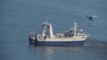 personal de la armada trabajo en el rescate del tripulante de una embarcacion que sufrio un acv