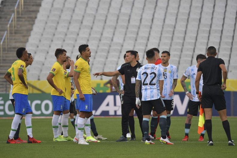 Argentina se retira de la cancha en el clásico sudamericano ante Brasil