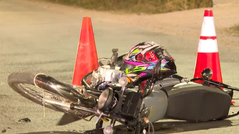Motociclista de 18 años sufrió doble fractura tras chocar contra un auto en Manga