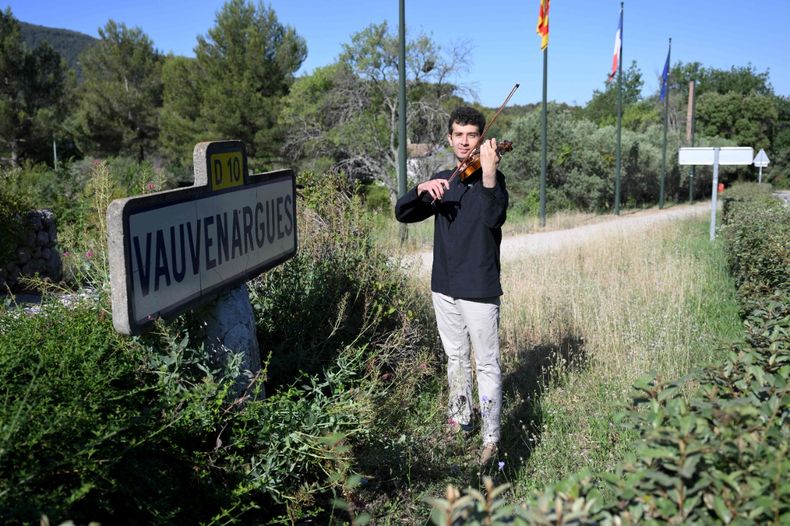 El joven violinista sirio Bilal Alnemr agradece a Vauvenargues.