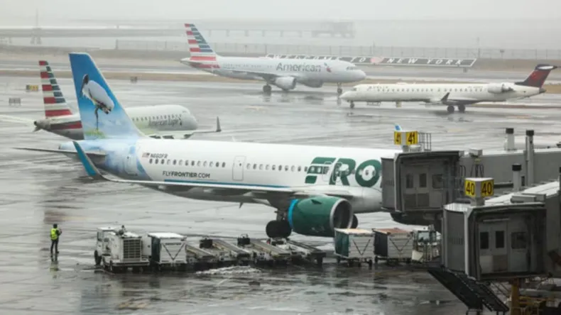 Al menos una persona murió y otras 12 resultaron heridas arrolladas por un avión en el aeropuerto de Denver