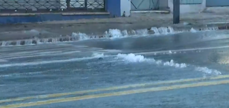 OSE rotura en avenida Agraciada.