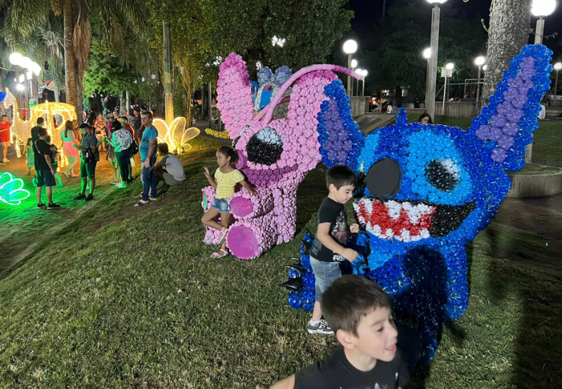 Decoración Rivera Brilla en plazas de la capital riverense.