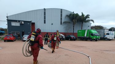 Bomberos evacuó a trabajadores tras derrame de ácido nítrico.